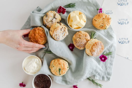 Vanilla scone, fresh cream and jam v